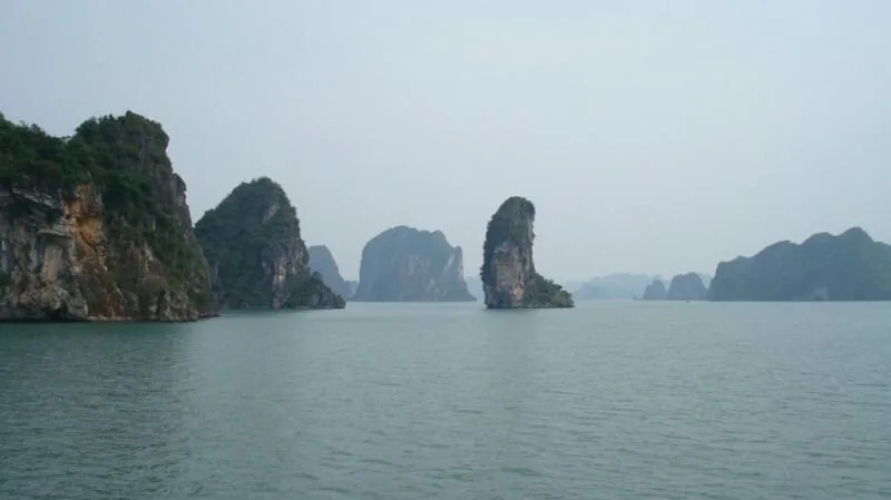 Khối đá dựng đứng đặc trưng dù nhìn từ xa