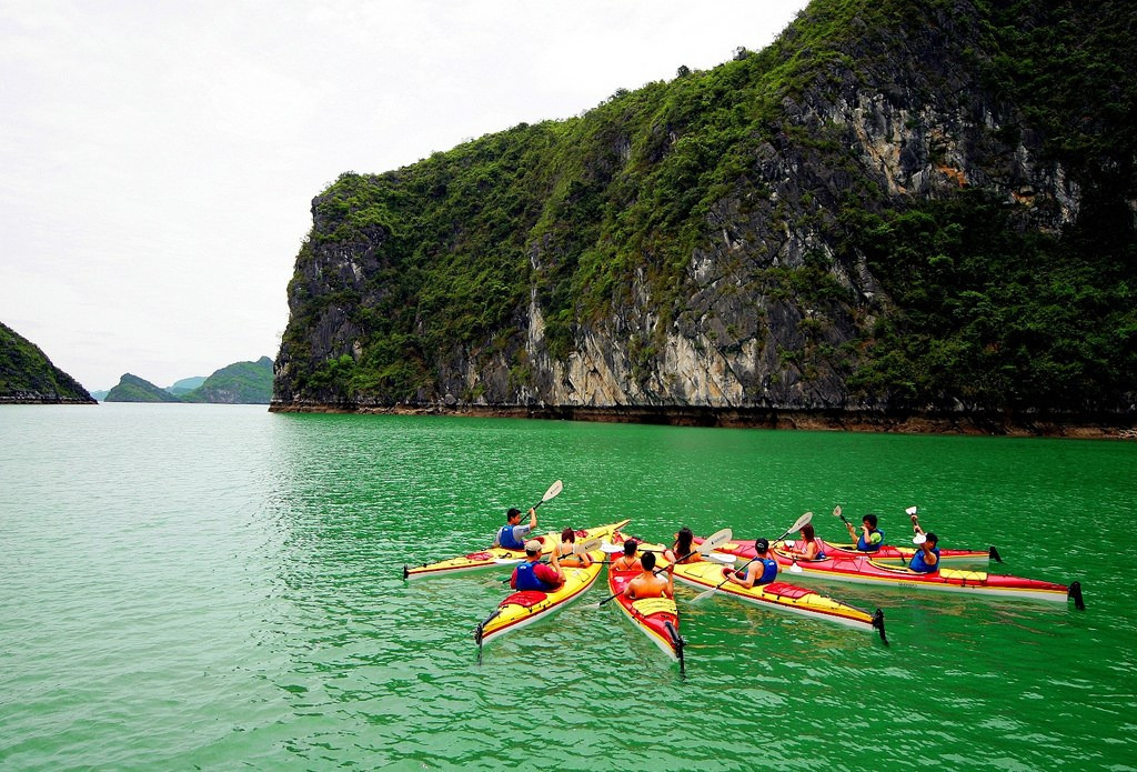 Trải nghiệm chèo kayak để đi tham quan hòn Thiên Nga