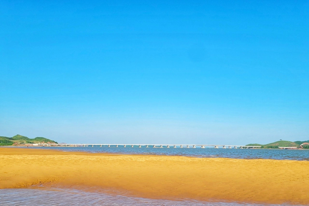 Bãi cát tự nhiên vàng óng nằm tại Tiên Yên