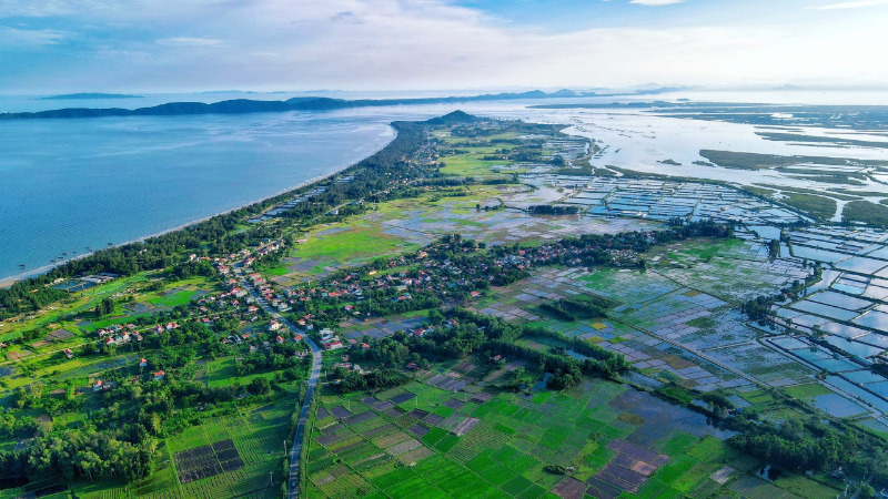Du khách nên thả lỏng tâm hồn để cảm nhận trọn vẹn nhịp thở của vùng biển địa đầu