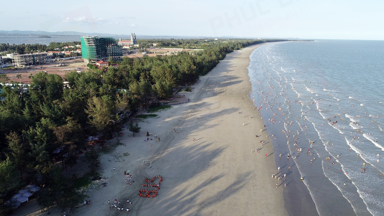 Dải bờ biển uốn lượn mềm mại nối liền từ bãi tắm Trà Cổ đến Mũi Ngọc