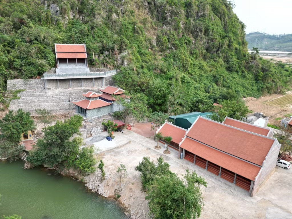 Đền Đá Trắng dưới chân núi Mằn
