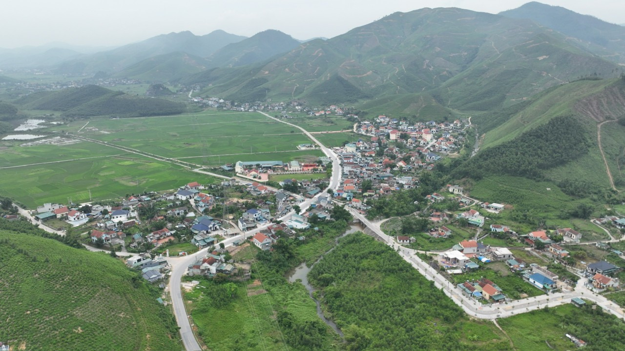 Quảng La là một xã vùng cao nằm ở phía Bắc của thành phố Hạ Long