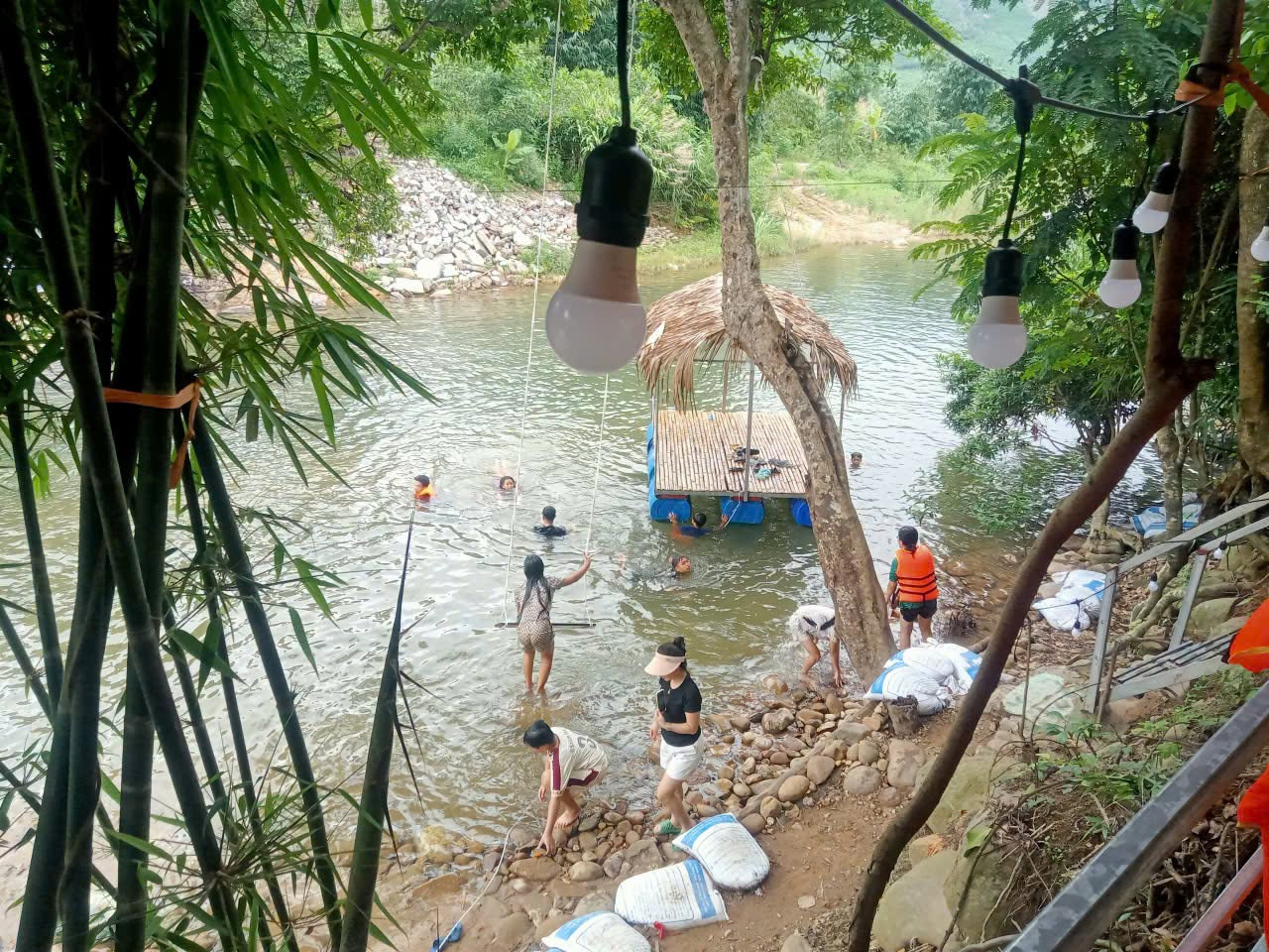 Ngâm mình dưới làn nước mát lành của các dòng khe suối