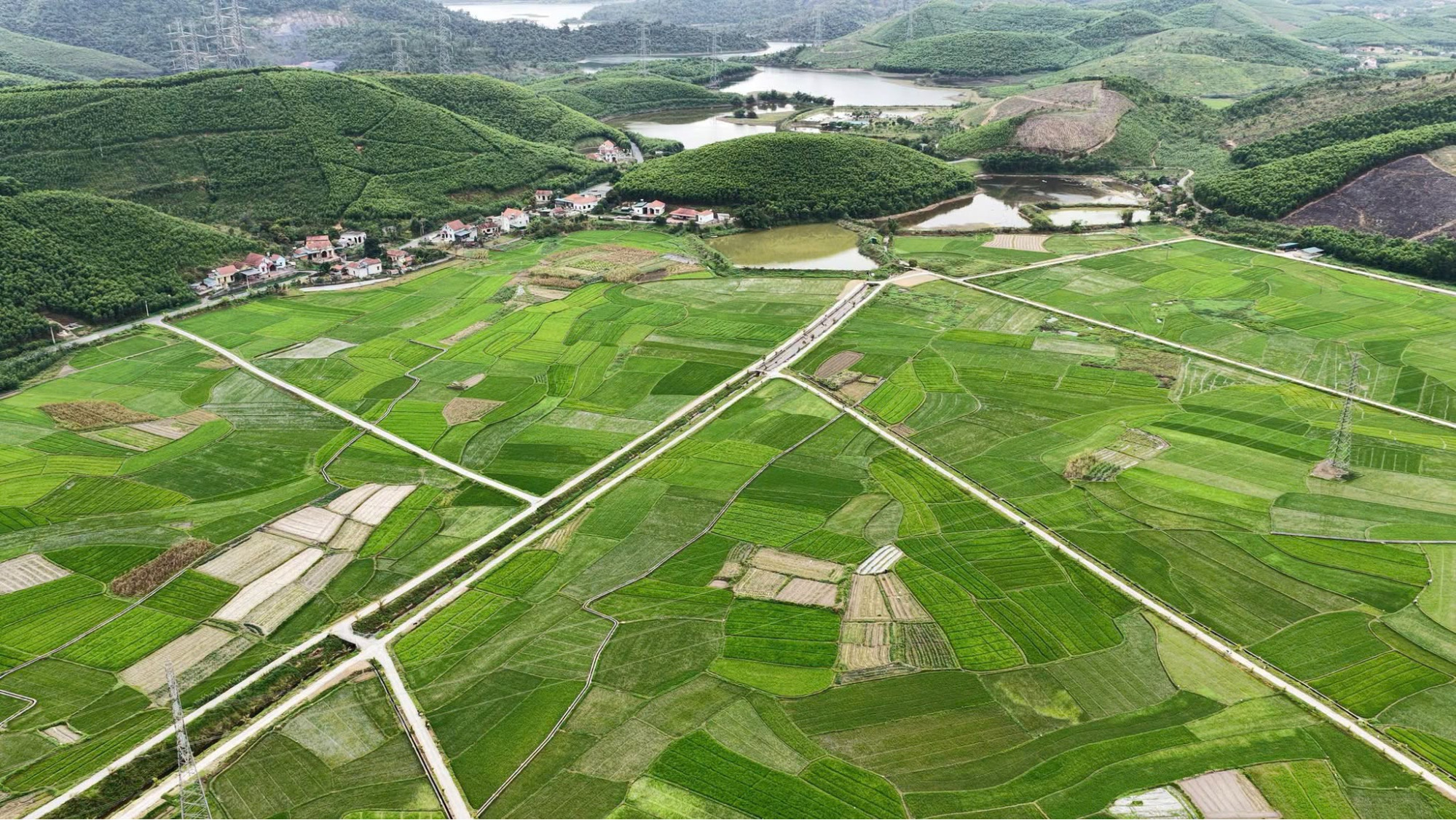 Sự xuất hiện của những thửa ruộng bằng phẳng nằm lọt thỏm giữa các dốc núi đá