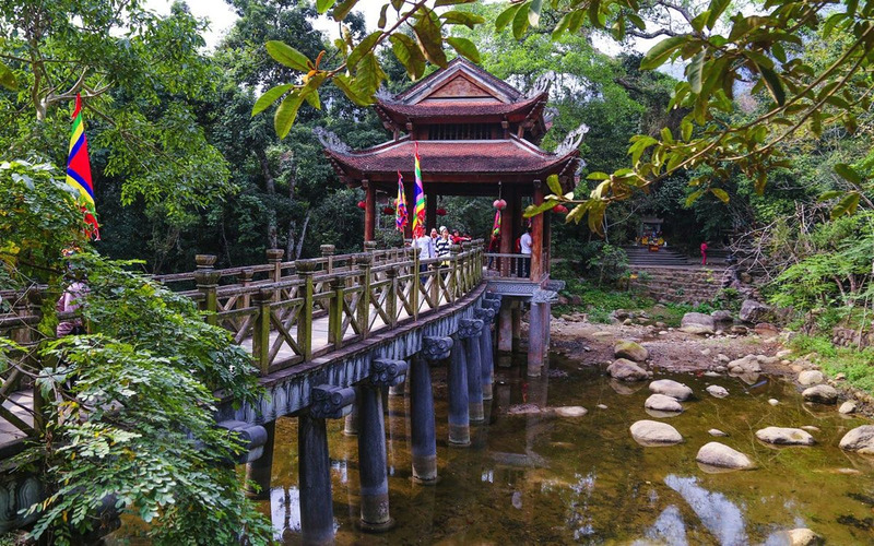 Dòng suối Giải Oan tọa lạc tại chân núi Yên Tử