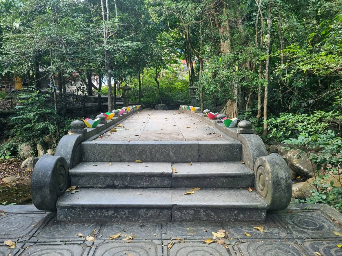 Cây cầu đá được xây dựng bắc ngang qua suối Giải Oan