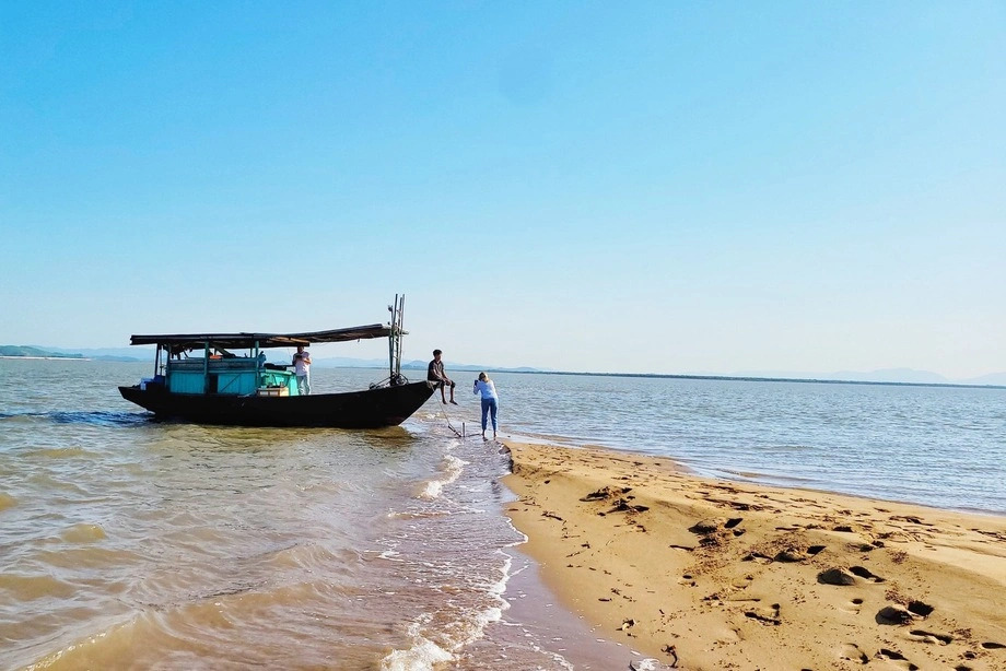 Kết hợp khám phá mũi Lòng Vàng để ngắm bãi cát vàng óng 