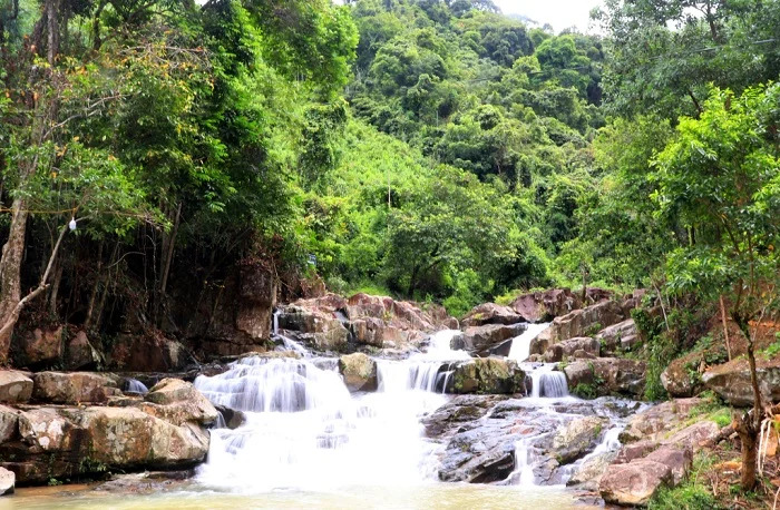Thác Lang Cang mang địa hình thoải cùng các tầng đá bậc thang