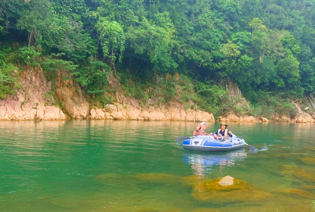Hồ bên dưới thác có thể tắm hay chèo thuyền thư giãn