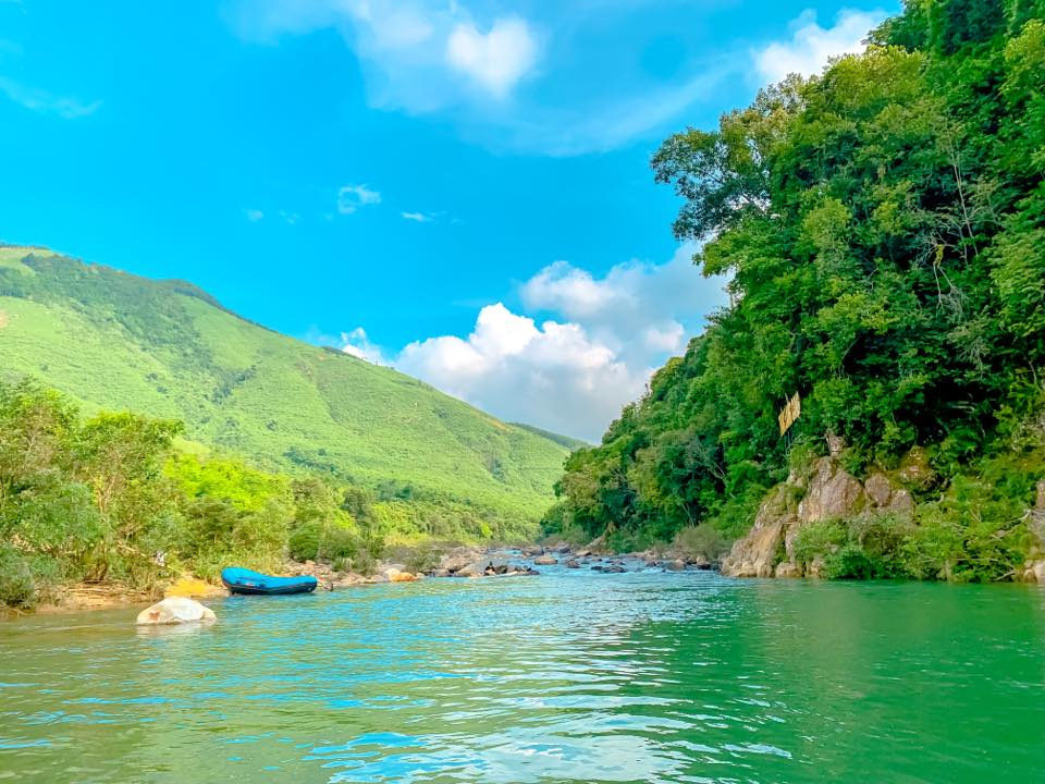 Hồ nước xanh mát ngay bên dưới thác Lang Cang