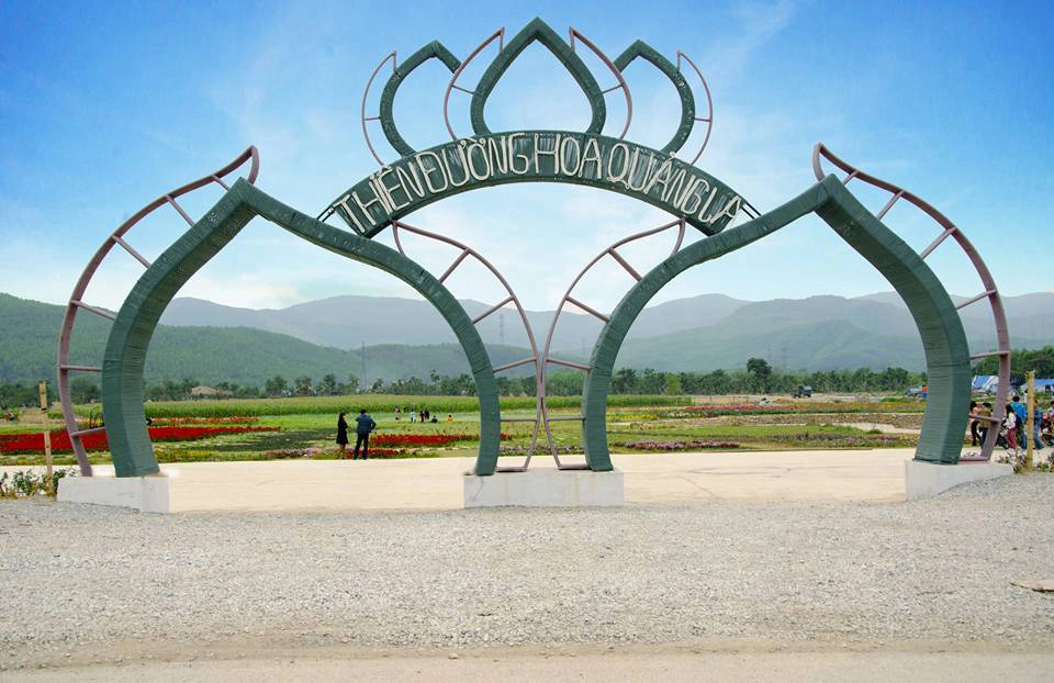 Thiên đường hoa Quảng La nằm cách trung tâm du lịch Bãi Cháy khoảng 35km về phía Bắc