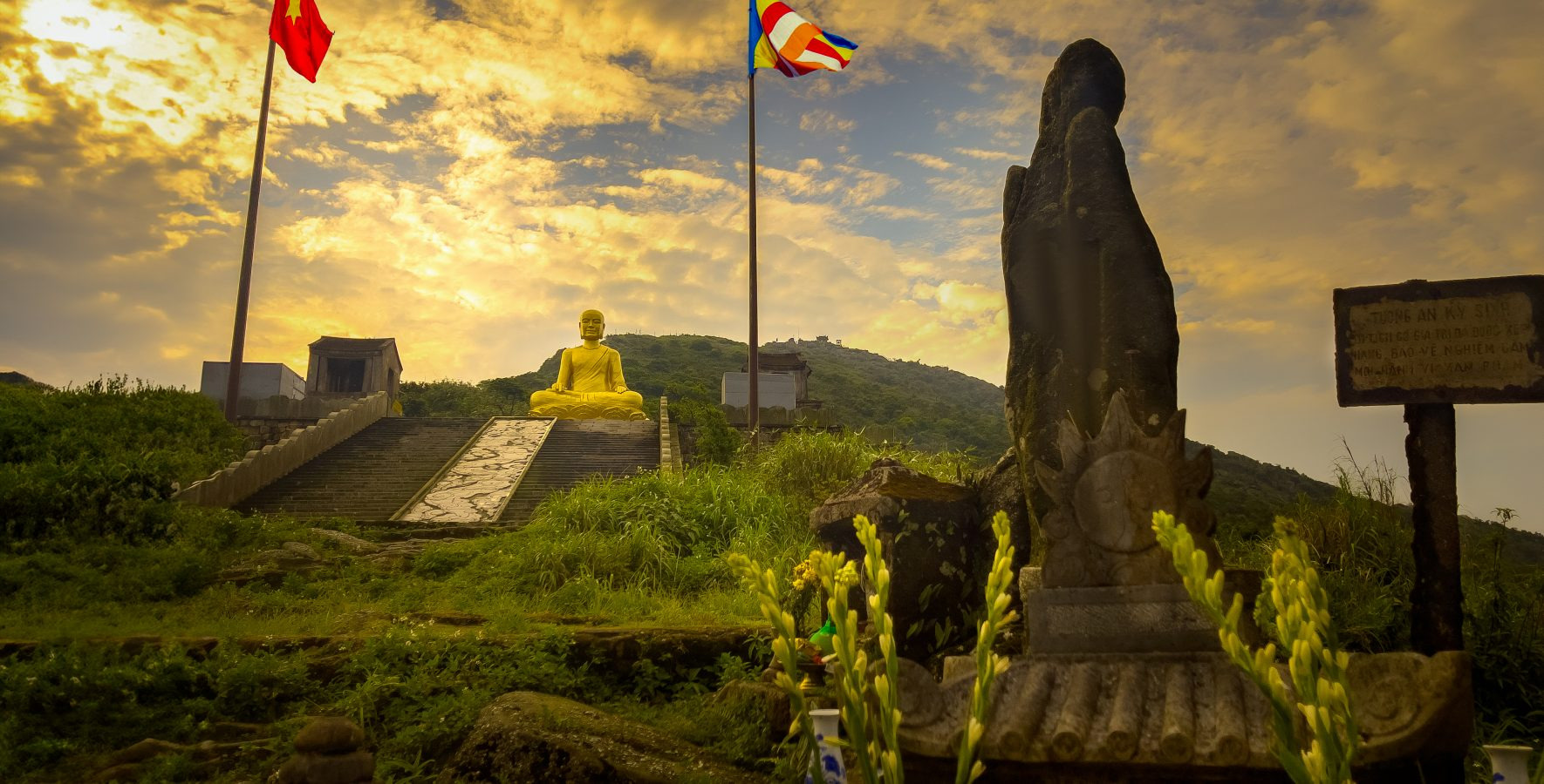 Tượng An Kỳ Sinh nằm nằm ở đường hướng lên đỉnh chùa Đồng