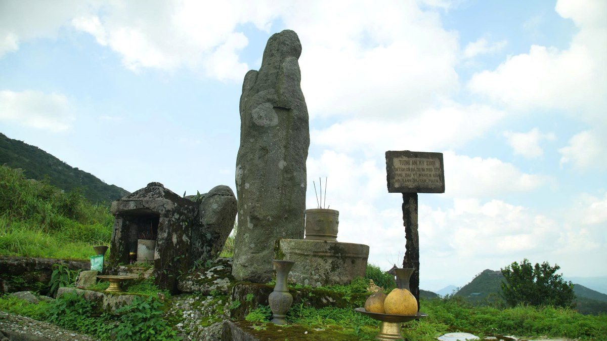 Xung quanh tượng An Kỳ Sinh bao phủ mây mù cùng cảnh quan trên núi Yên Tử